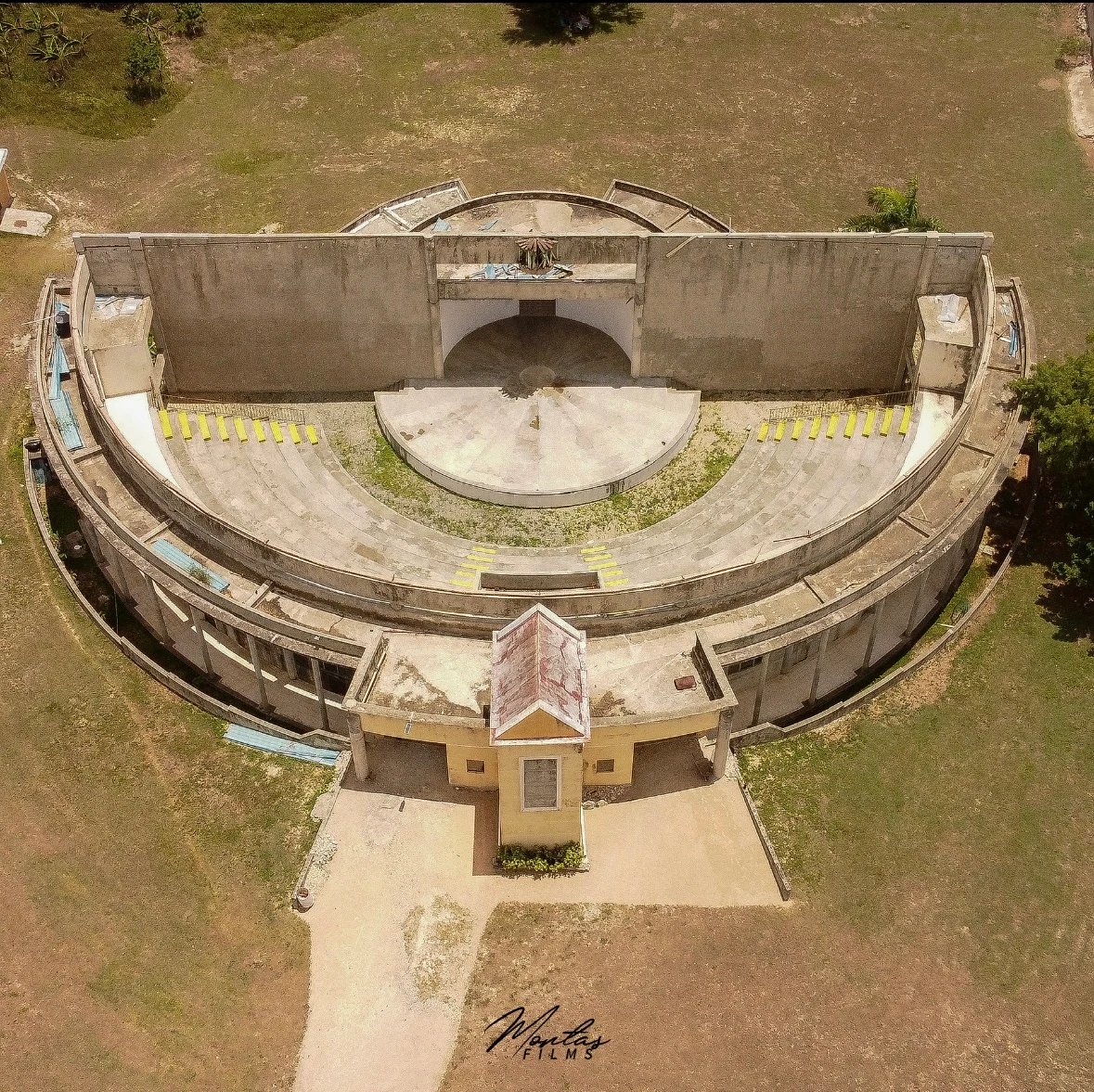 La Casa de la Cultura de Consuelo vista desde arriba: el escenario y las gradas permanecen; el techo ya no está.