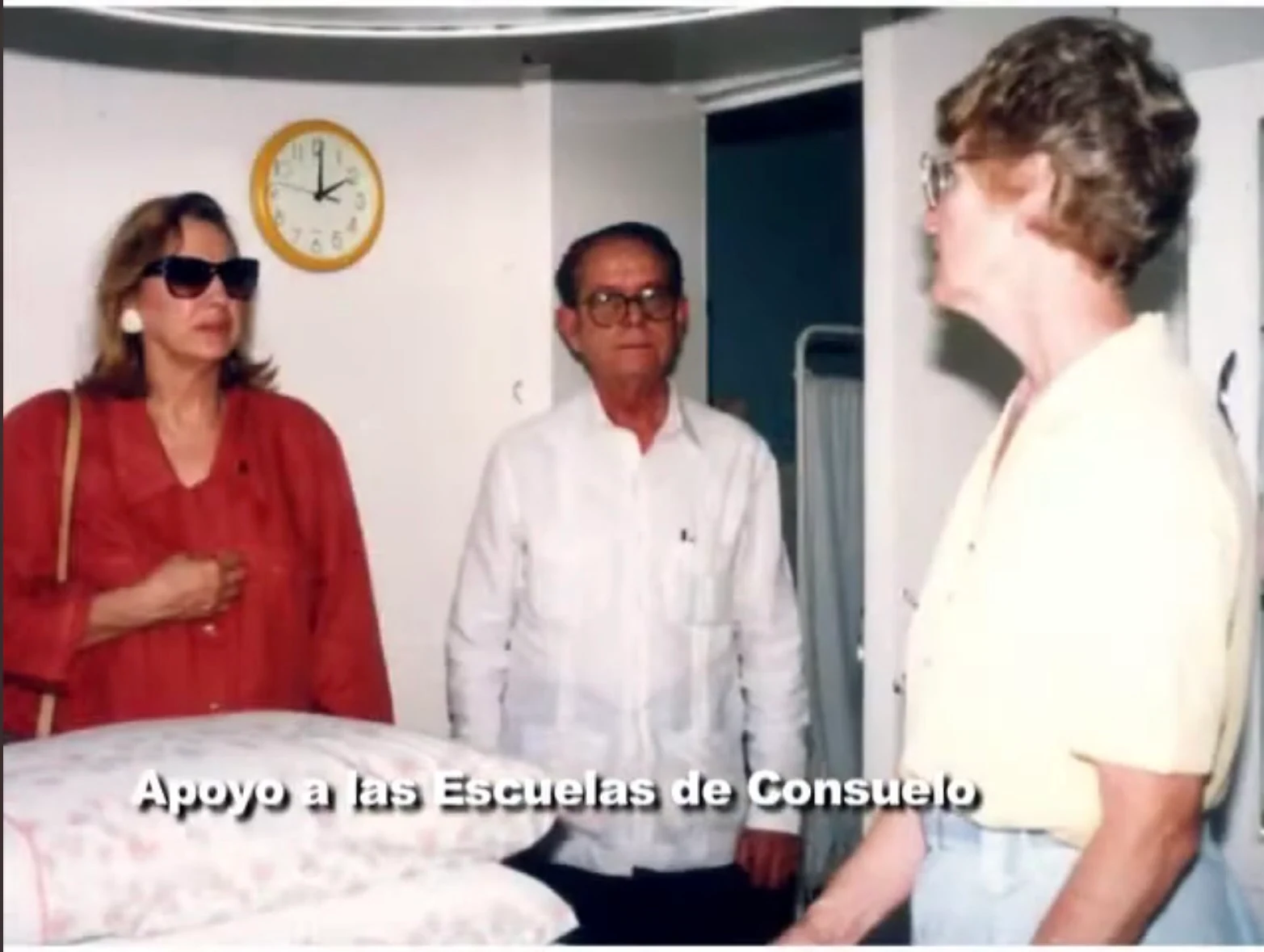 Gustavo Arturo Tavares Espaillat apoyando las escuelas de Consuelo junto a Sor Leonor Gibb.